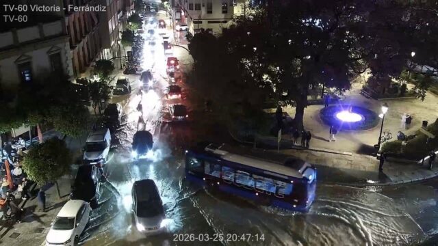 La rotura de una tubería provoca cortes de tráfico y acumulación de agua en la calle Victoria