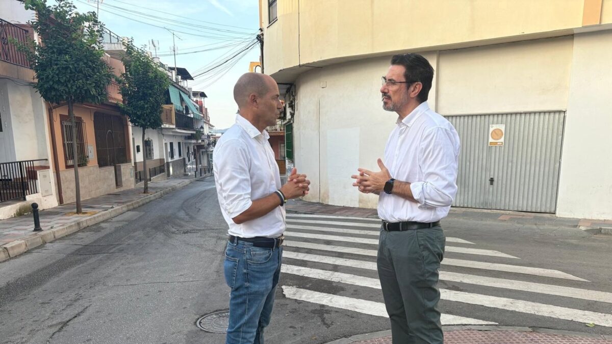 Los ayuntamientos de Mijas y Fuengirola acuerdan mejorar la señalización horizontal de calles compartidas