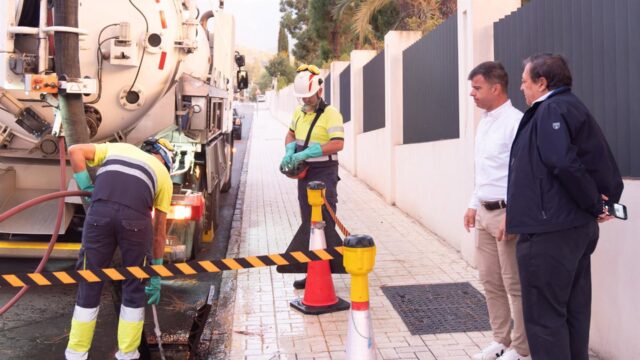 Marbella limpia más de 19.000 imbornales para garantizar el buen funcionamiento de la red de drenaje