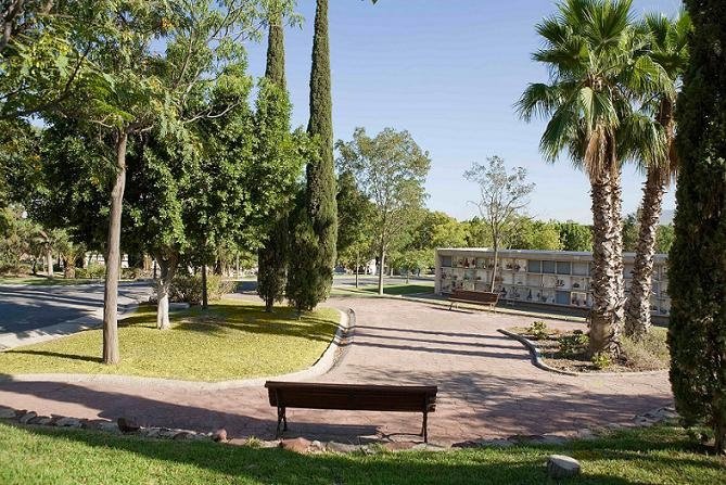 Parcemasa adjudica en alquiler tres locales desocupados en la zona comercial del cementerio de San Gabriel