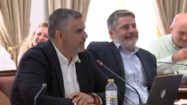 El concejal socialista Josele González interviene en el pleno del Ayuntamiento de Mijas