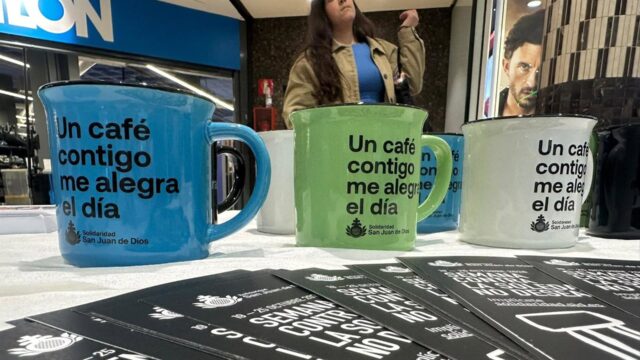 San Juan de Dios instala una cafetería en la calle dentro de una acción para combatir la soledad no deseada