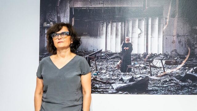 Sepideh Farsi estrena este martes el documental 'Put Your Soul on Your Hand and Walk' en el Teatro Cánovas