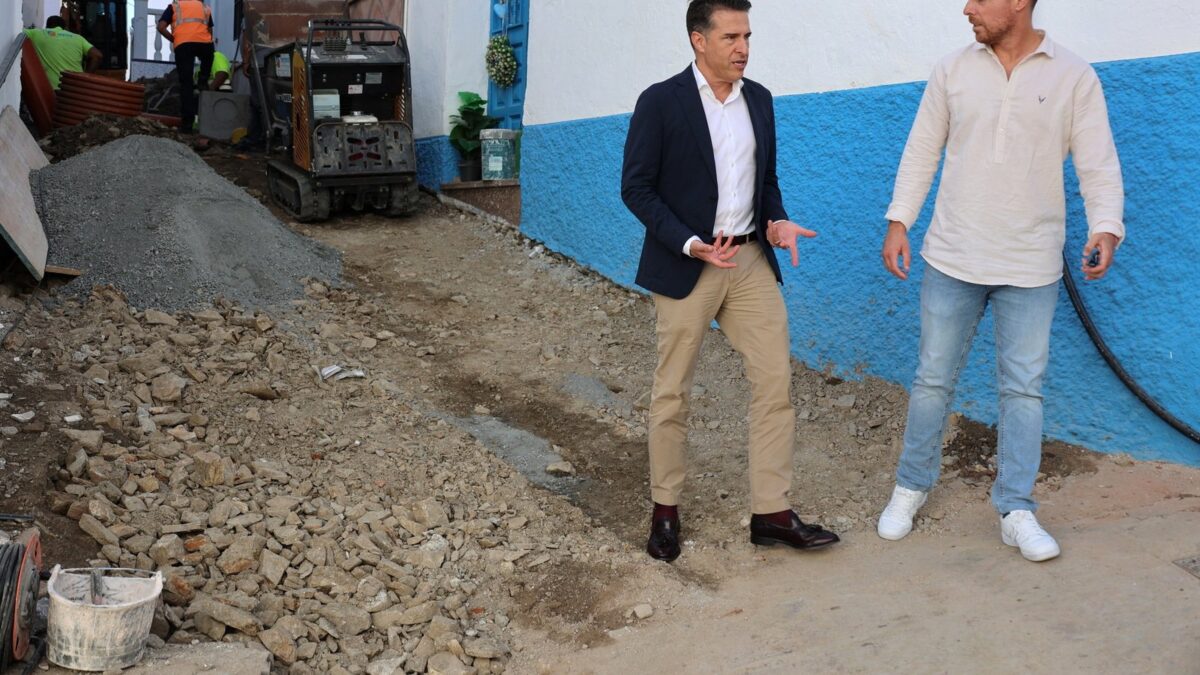 Torrox inicia la renovación de las redes de abastecimiento y saneamiento en la calle Refinos