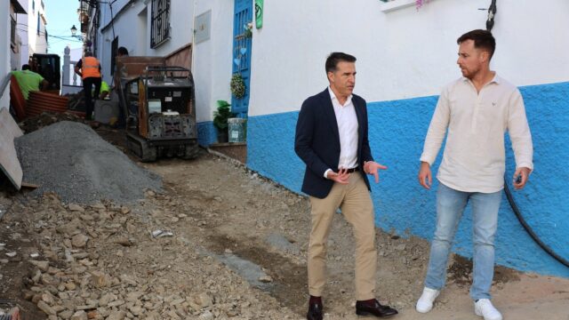 Torrox inicia la renovación de las redes de abastecimiento y saneamiento en la calle Refinos