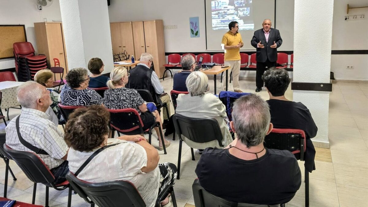 Vélez acoge el taller 'Prensa sin edad' para ayudar a los mayores a detectar bulos y evitar estafas digitales